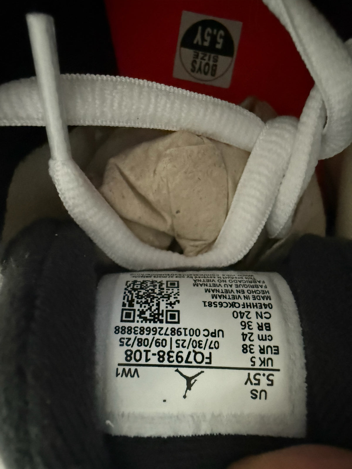 D’s Laces Jordan 4 RM sneaker size tag showing US 5.5Y, model number FQ7938-108, and manufacturing details